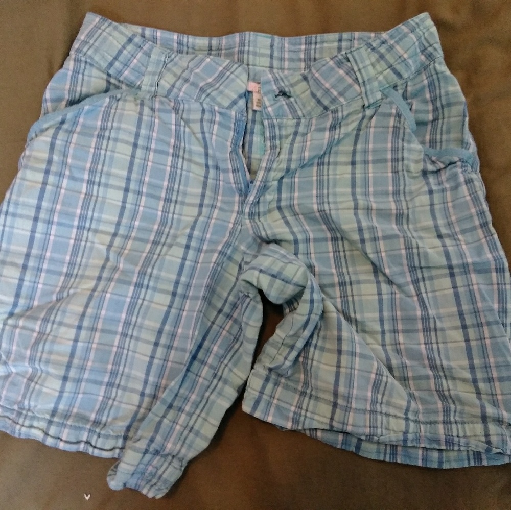 Bermuda length shorts in light blue plaid